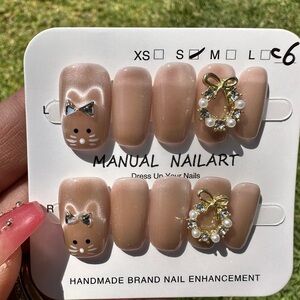 Press-On Nails - Tan with Gold Accents
